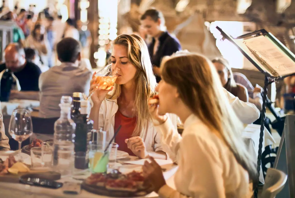 due Donna mangiano in una sala ristorante