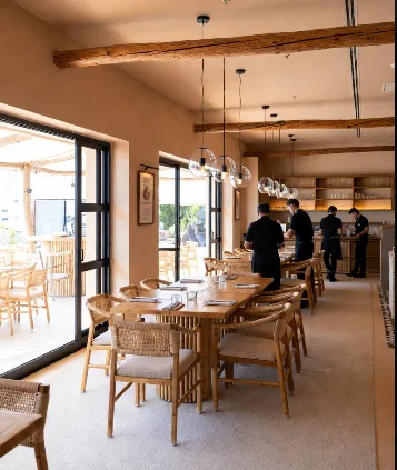 Camerieri che apparecchiano un tavolo