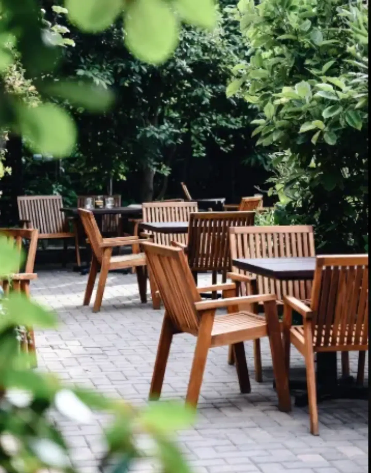 Giardino bar esterno, con tavoli e sedie in legno
