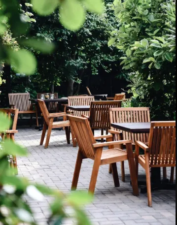 Giardino bar esterno, con tavoli e sedie in legno