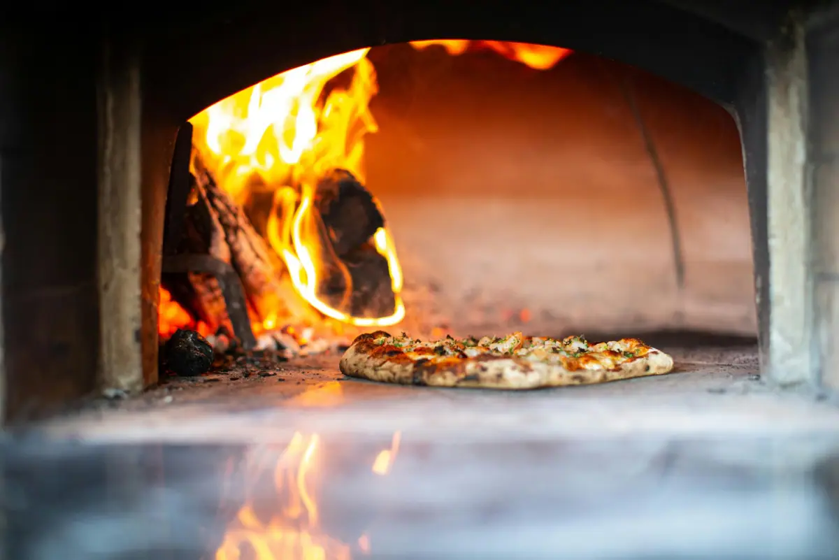 Cottura Artigianale Della Pizza Nel Forno A Legna