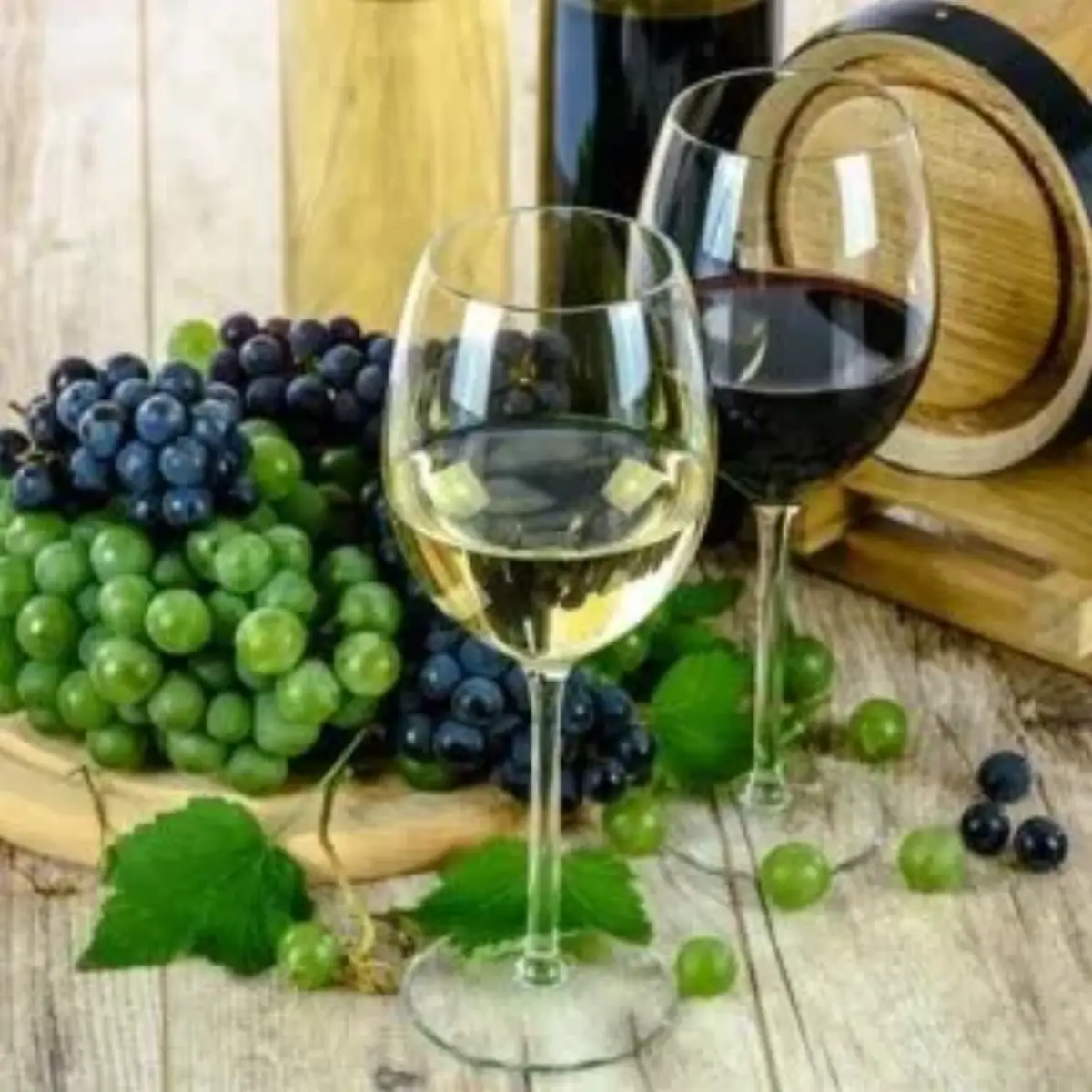 Fiere ed eventi 2023-2026 Nella foto due calici vino bianco,rosso, uva e botte piccola