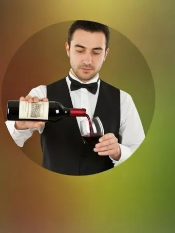 Cameriere versa vino in un calice e mostra l'etichetta