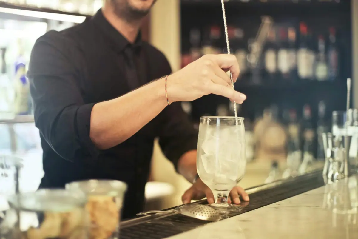 Un barman prepara un cocktail