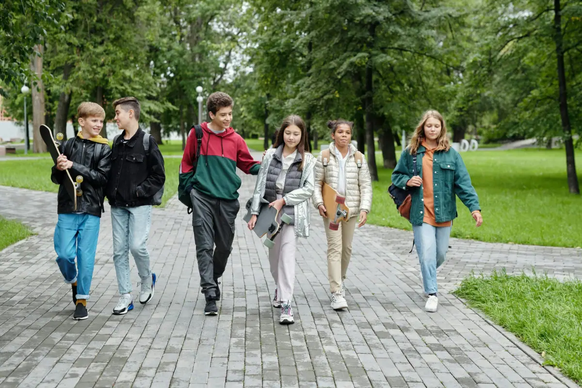 Ragazzi che camminano.. per un futuro migliore