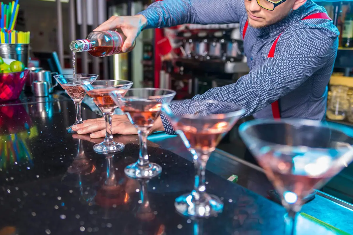 Barista serve cocktail nei bicchieri