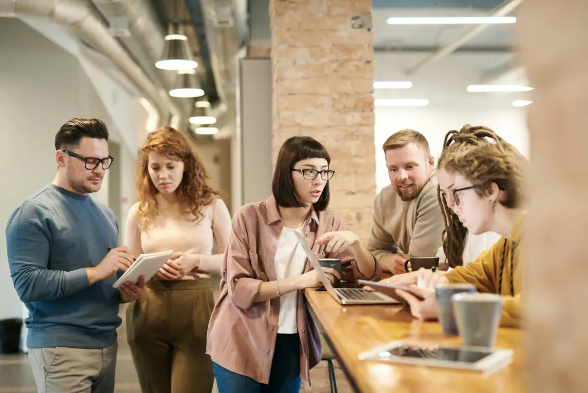 Persone Che Discutono stretegie social