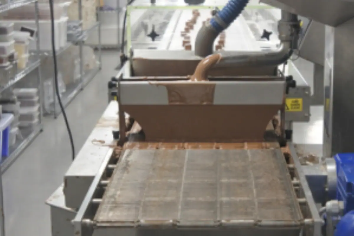 Tecnologie di Trasformazione del Cioccolato: Meccanismi e Varianti