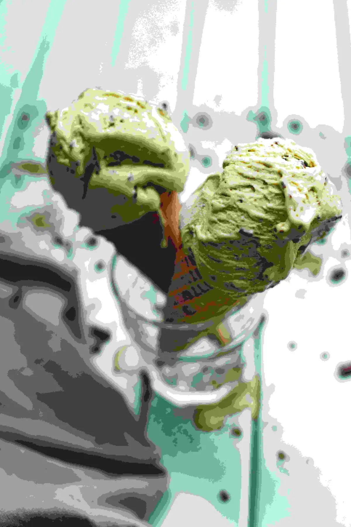 in primo piano due coni gelati al gusto pistacchio