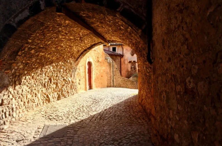 Soggiornare a Santo Stefano di Sessanio: La Pace dei Bed and Breakfast nel Borgo di Pietra