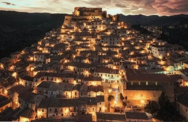 Rocca Imperiale al tramonto: il suggestivo borgo calabrese illuminato con il castello normanno-svevo in cima alla collina, uno dei borghi più belli d'Italia