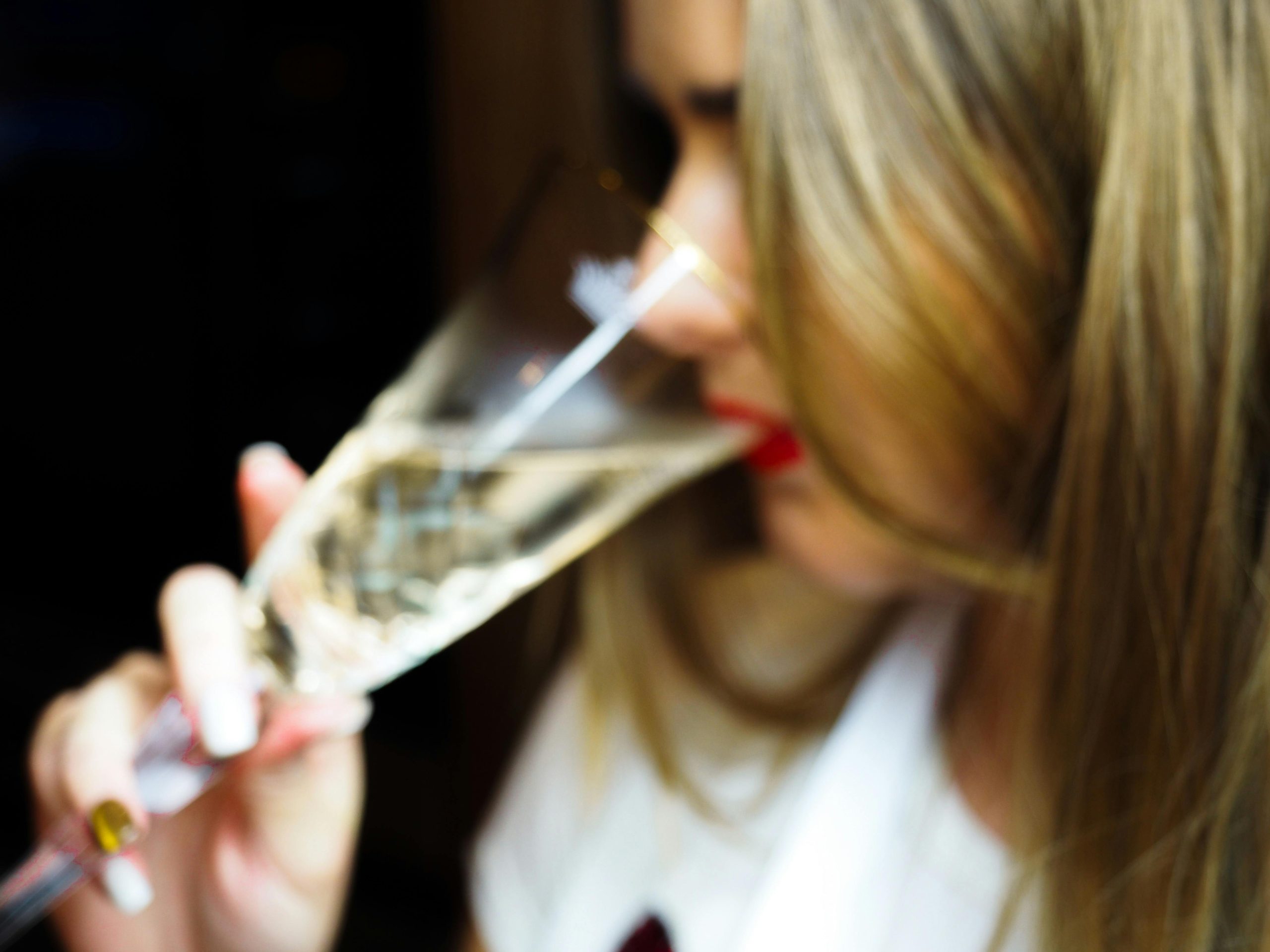 donna beve un bicchiere di Prosecco