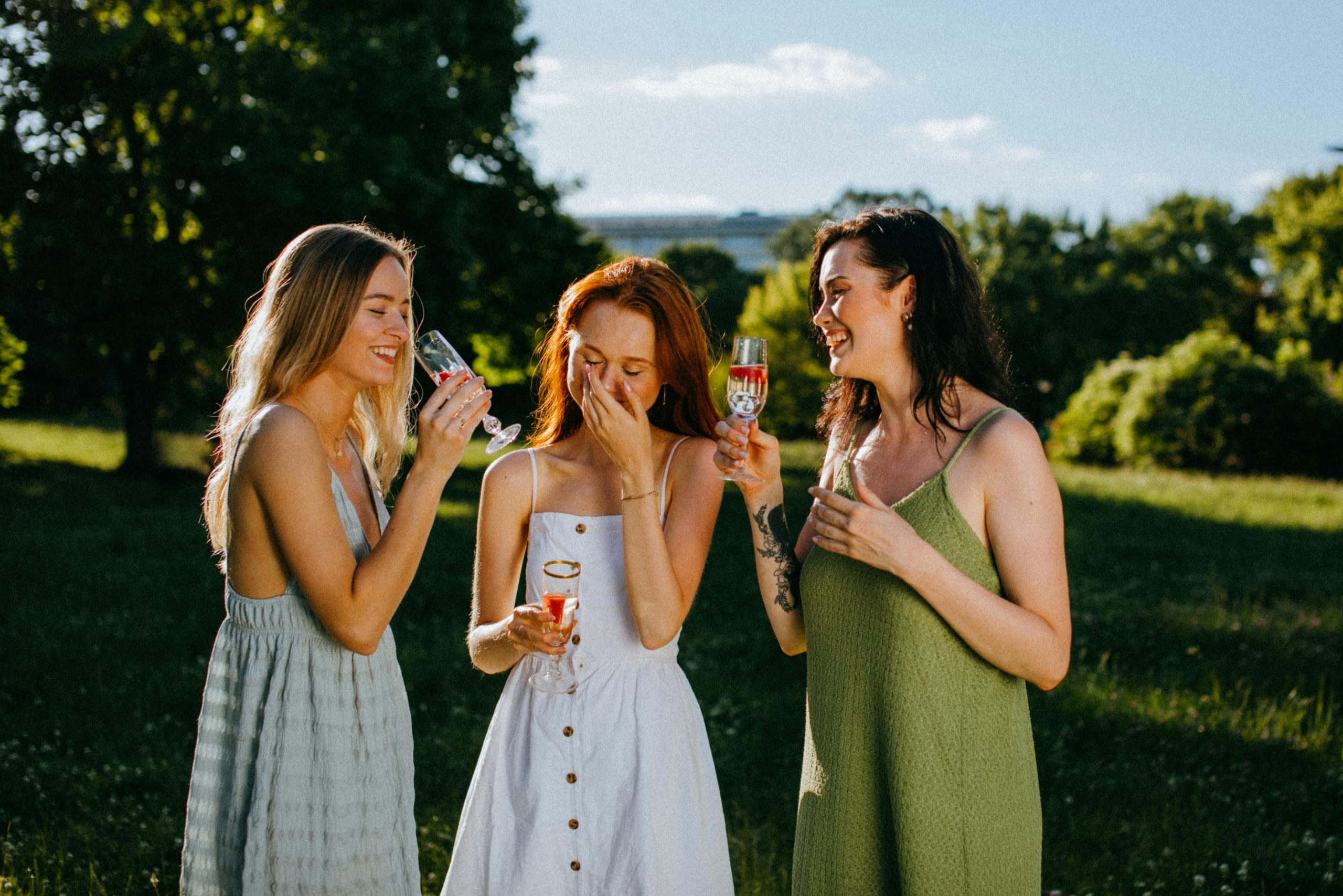 ragazze bevono prosecco