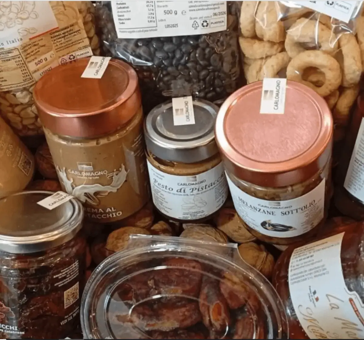 cesta agricola con prodotti naturali