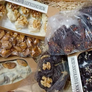 Cesta con fichi, secchi, cioccolato e piccanti