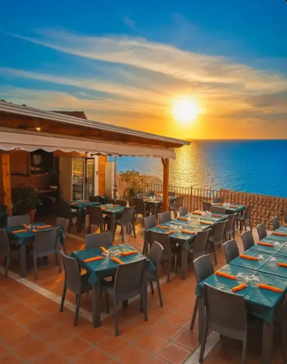 Terrazza panoramica del Ristorante Sapori del Borgo a Rocca Imperiale con vista mozzafiato sul mare Ionio al tramontoTitolo:Cena con Vista sul Mare a Rocca Imperiale