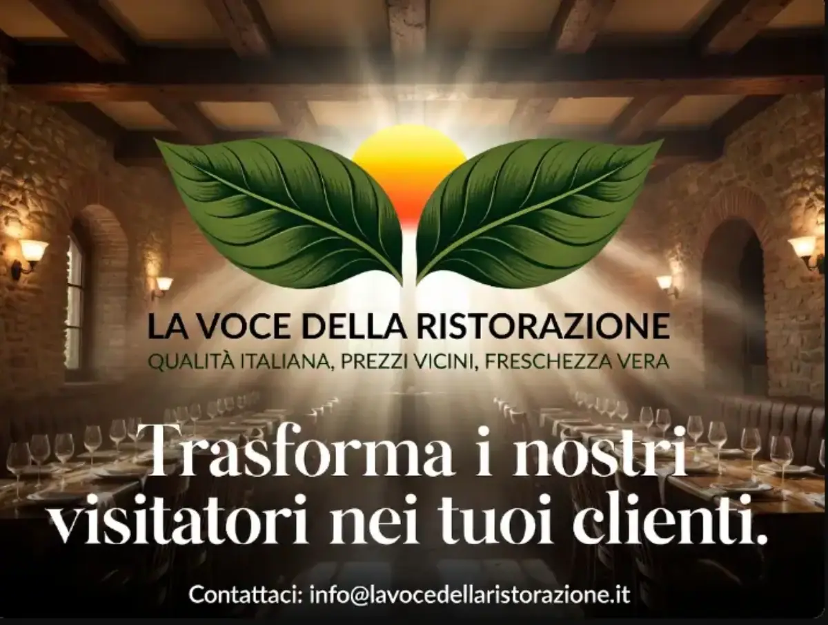 Logo ufficiale de “La Voce della Ristorazione”. In alto un simbolo stilizzato con due grandi foglie verdi simmetriche e un sole giallo-arancione che sorge tra di esse. Sotto, in maiuscolo nero spesso: “LA VOCE DELLA RISTORAZIONE”. In basso, in verde più chiaro: “QUALITÀ ITALIANA, PREZZI VICINI, FRESCHEZZA VERA”.