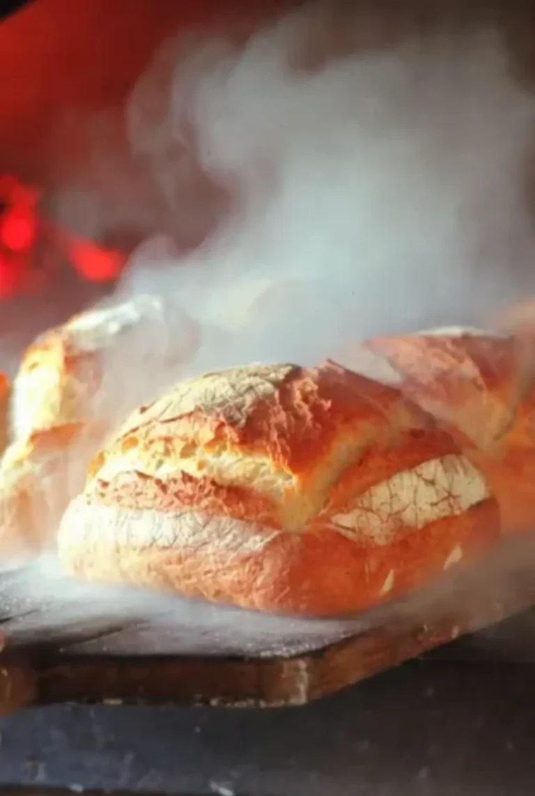 Pane Antico Cotto a Legna: Esperienze Uniche nei Forni dei Piccoli Paesi Italiani