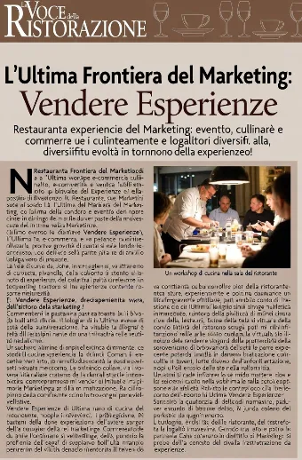 Pagina di una rivista intitolata “La Voce della Ristorazione” con logo in alto e grafica sobria (bicchieri di vino e tazzine stilizzati). Titolo principale in grassetto: “L’Ultima Frontiera del Marketing: Vendere Esperienze” con sottotitolo che parla di workshop, eventi e-commerce per fidelizzare clienti e diversificare ricavi. Foto centrale: sala ristorante calda con tavolo apparecchiato, gruppo di persone che partecipano a un workshop di cucina, chef che dimostra una preparazione, luci soffuse e atmosfera conviviale.