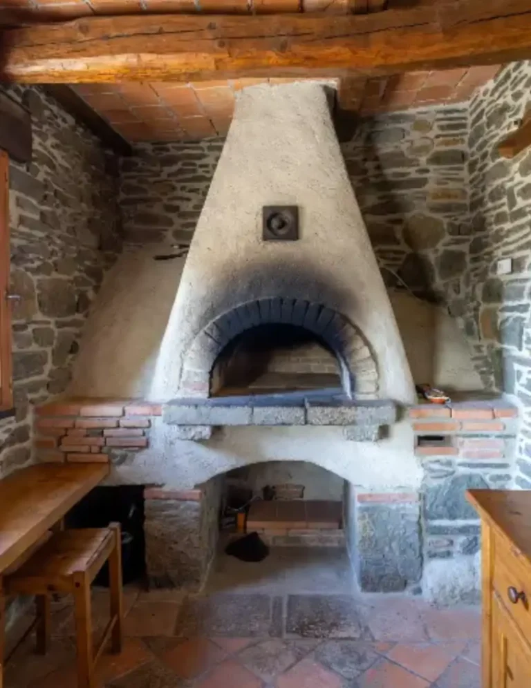 Case nei Borghi con Forno in Casa in Pietra: il Cuore della Ristorazione Tradizionale che Rinasce al Sud Italia
