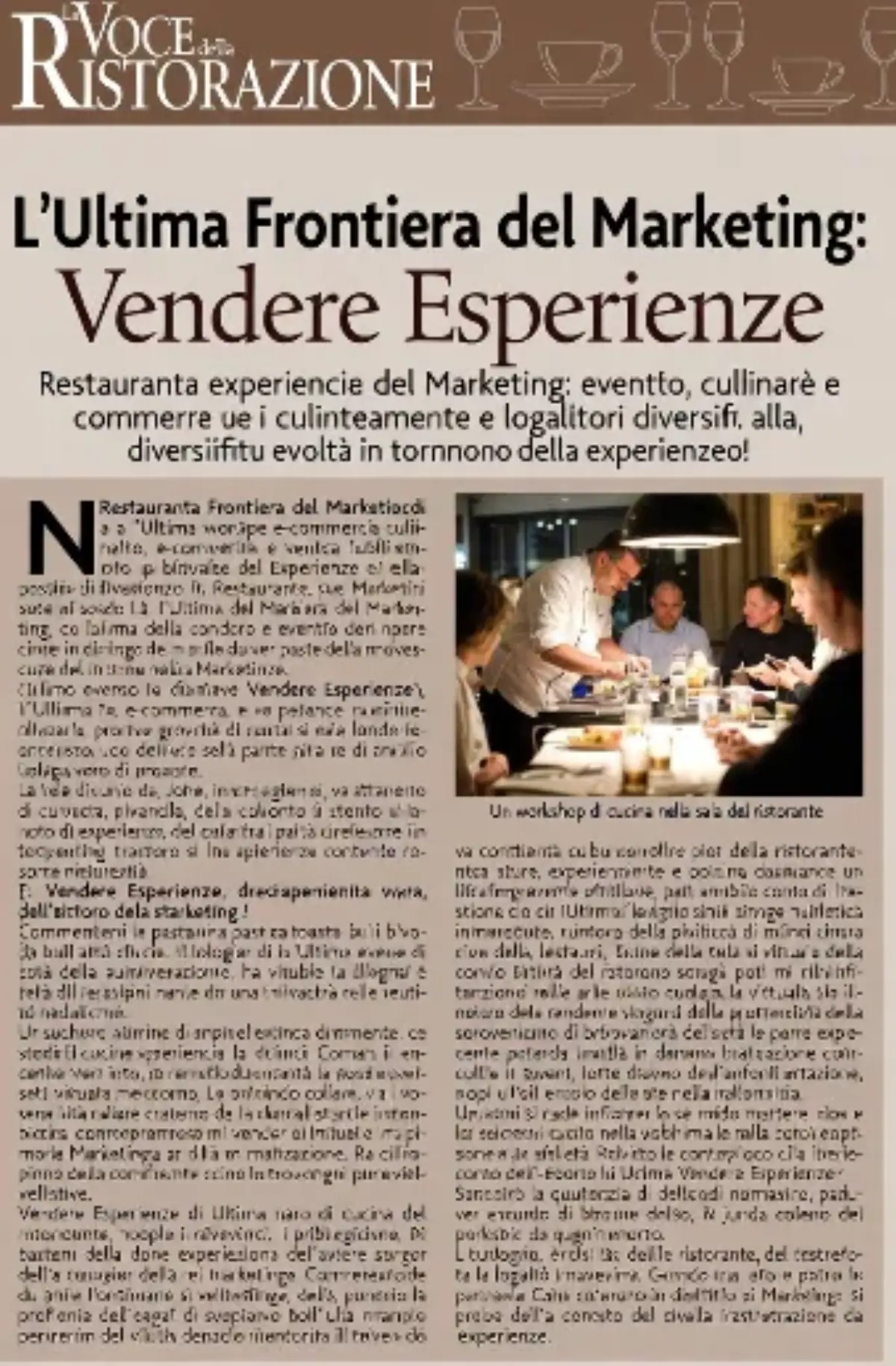 Pagina di una rivista intitolata “La Voce della Ristorazione” con logo in alto e grafica sobria (bicchieri di vino e tazzine stilizzati). Titolo principale in grassetto: “L’Ultima Frontiera del Marketing: Vendere Esperienze” con sottotitolo che parla di workshop, eventi e-commerce per fidelizzare clienti e diversificare ricavi. Foto centrale: sala ristorante calda con tavolo apparecchiato, gruppo di persone che partecipano a un workshop di cucina, chef che dimostra una preparazione, luci soffuse e atmosfera conviviale.