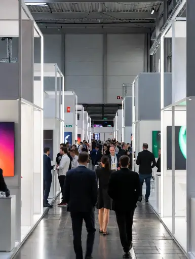 Immagine fotorealistica di un ampio corridoio all’interno di una fiera B2B.