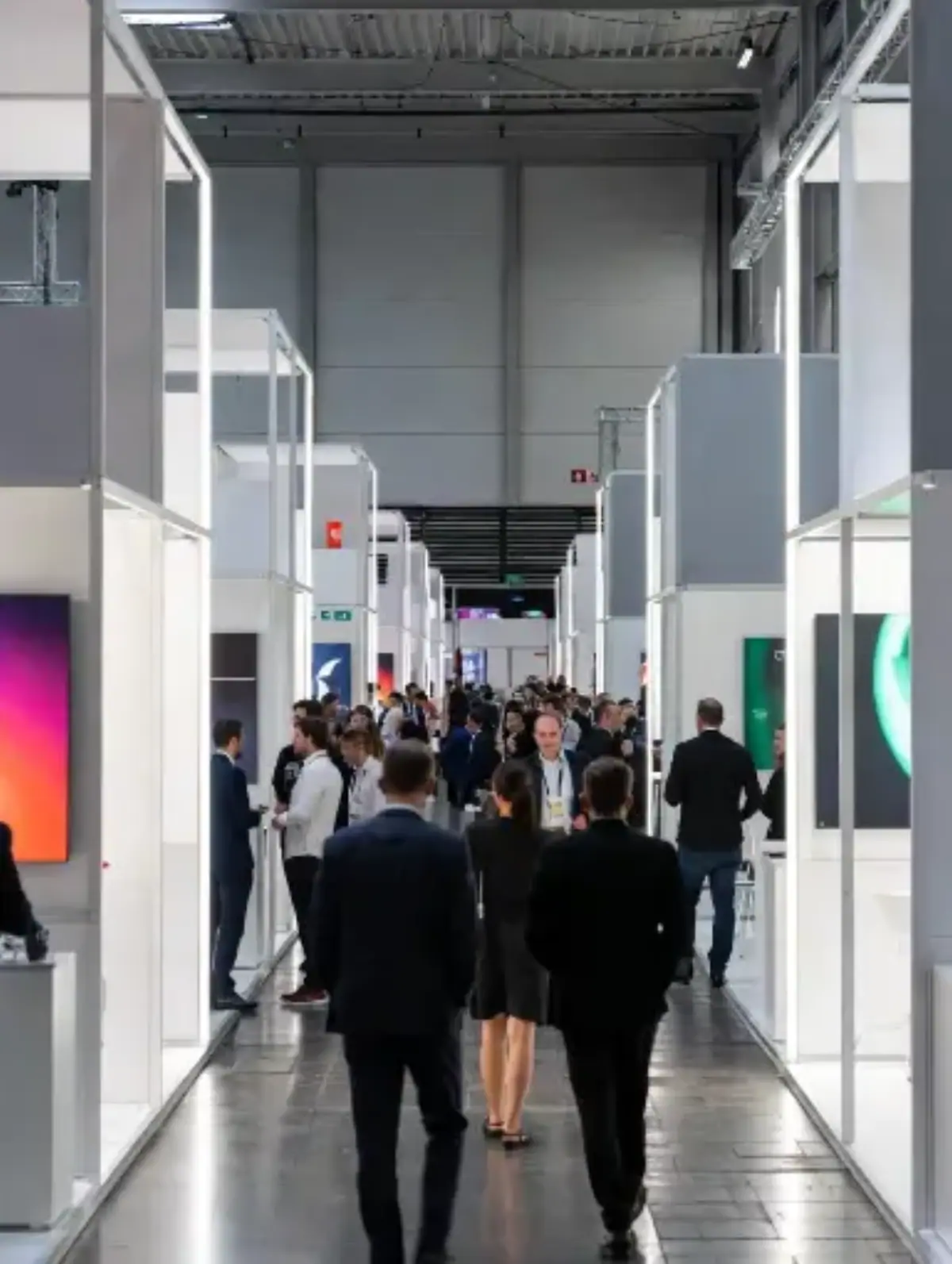 Immagine fotorealistica di un ampio corridoio all’interno di una fiera B2B.