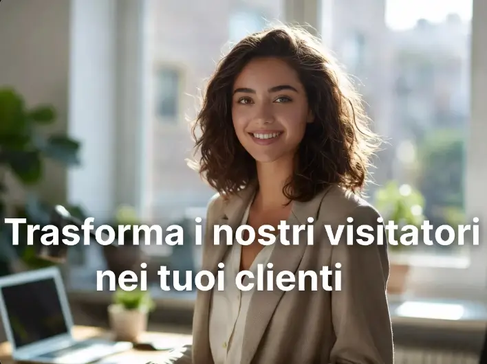 Donna sorridente con capelli castani in un moderno ufficio luminoso, indossa un elegante blazer beige. Sovraimpresso il testo: "Trasforma i nostri visitatori nei tuoi clienti".