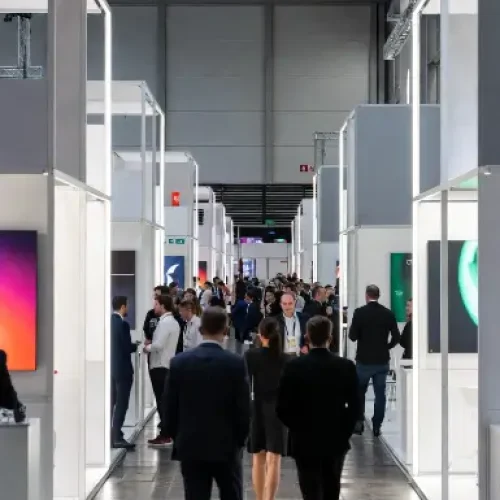 Immagine fotorealistica di un ampio corridoio all’interno di una fiera B2B.