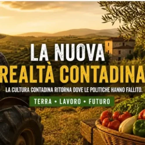 Contadino seduto sul trattore osserva campagne al tramonto con prodotti agricoli in primo piano e slogan sulla cultura contadina.